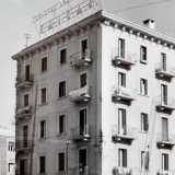 Sino alla fine degli anni 40 la produzione di caff� rimase quindi circoscritta al bisogno del Savoia, ma nel 1952 tutto cambi�. La richiesta divenne molto alta e cos� la torrefazione si spost� in una sede un po� pi� grande, in via Emanuele Mola, nel quartiere Madonnella 